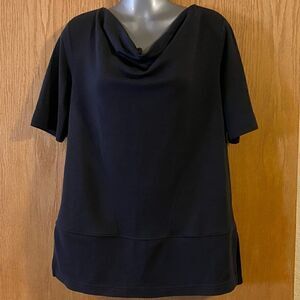 Duluth
Trading Co. Women’s Half-Sleeve Shirt, size XS. (S117)